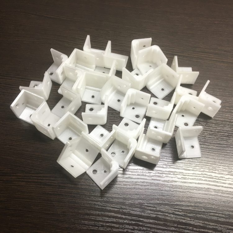 3D печать партии уголков для коллекционных настенных полок