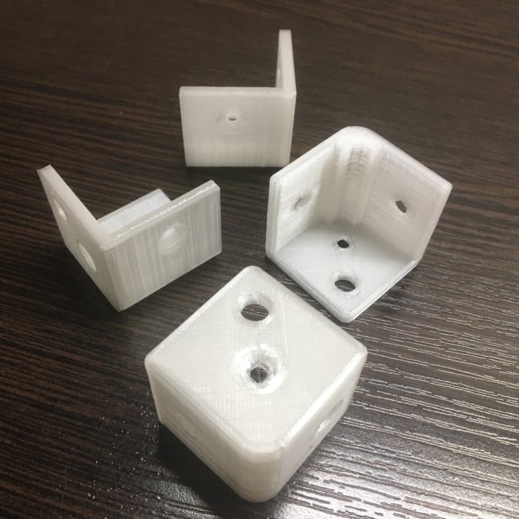 3D печать партии уголков для коллекционных настенных полок